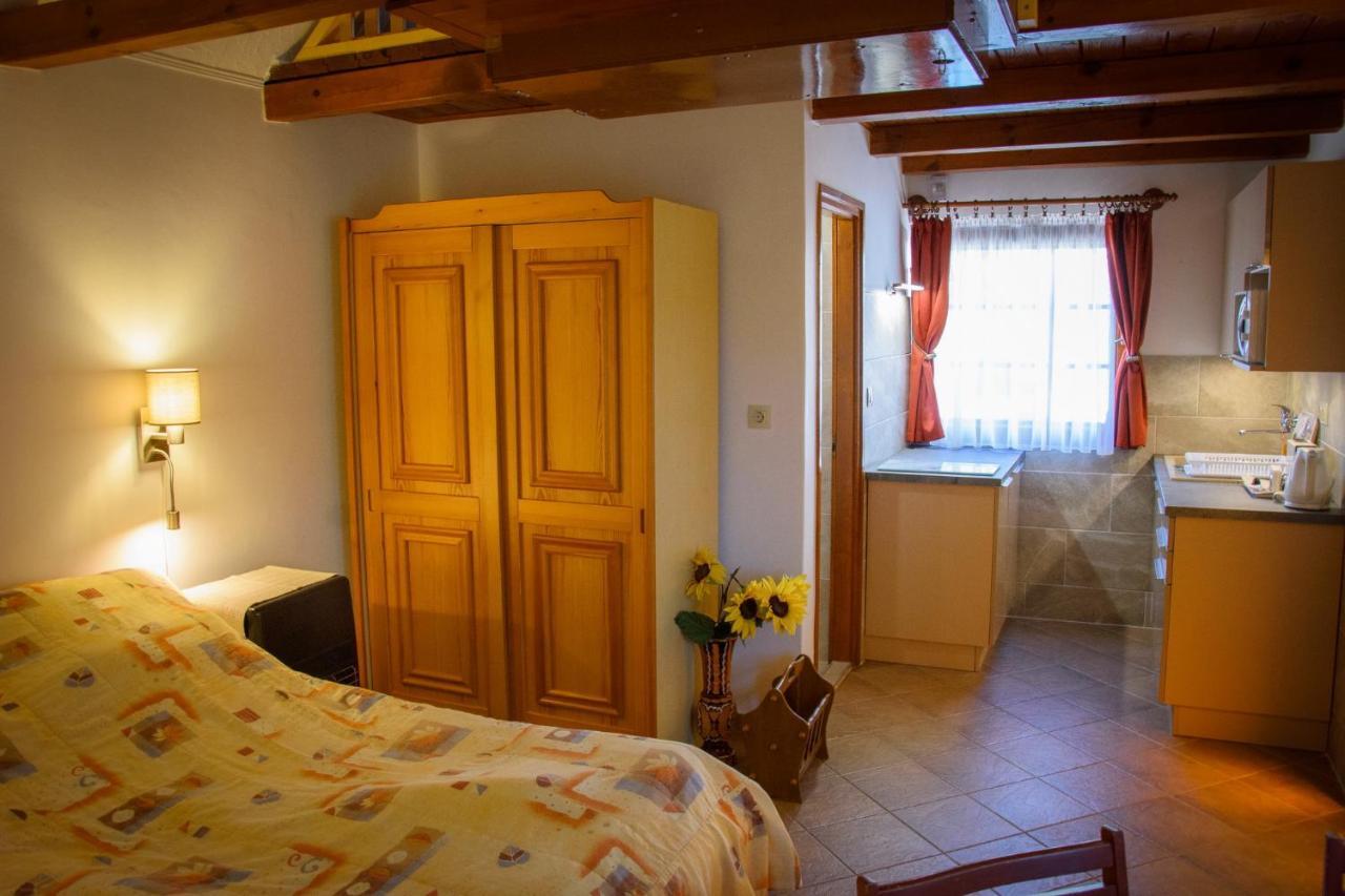Huszár vendégház Orvenyes Extérieur photo