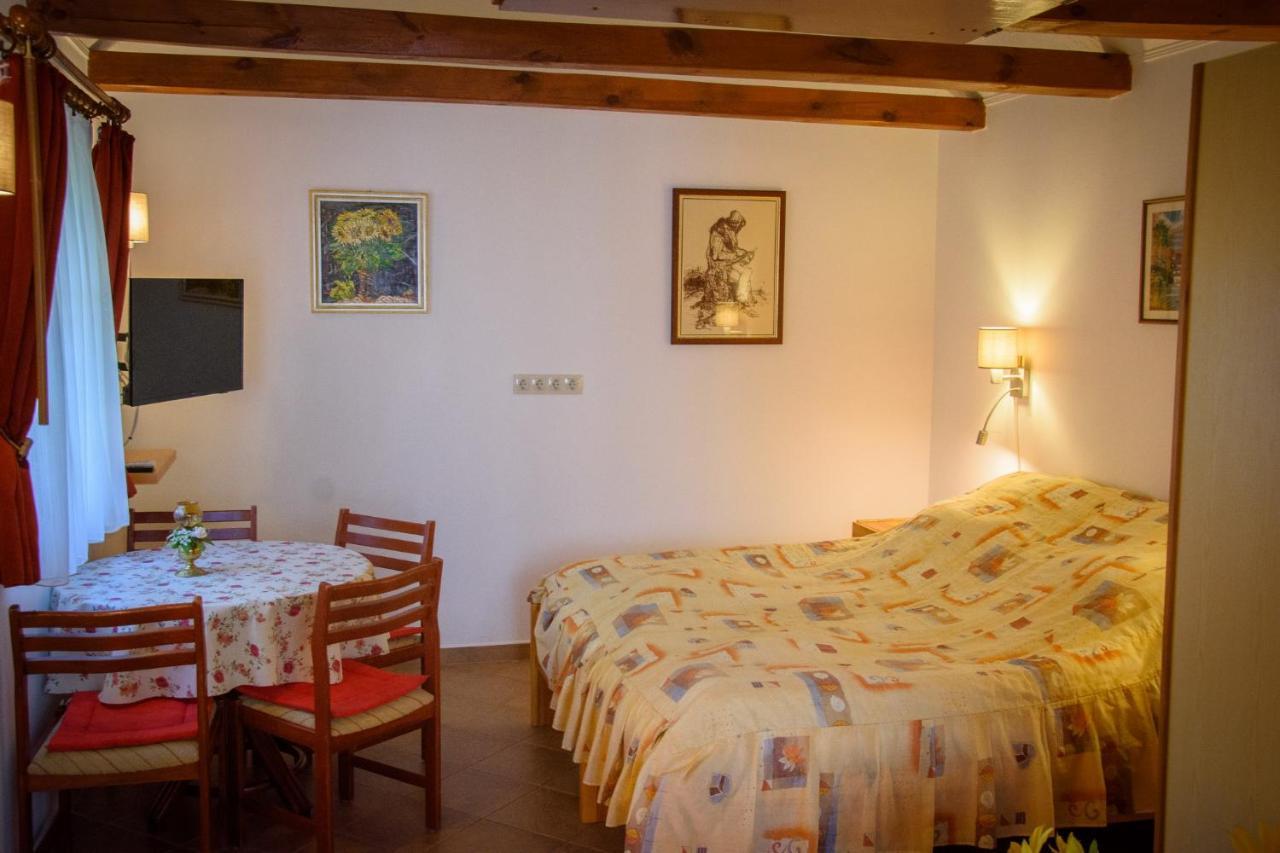 Huszár vendégház Orvenyes Extérieur photo