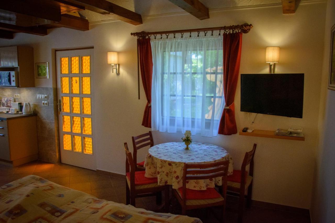 Huszár vendégház Orvenyes Extérieur photo
